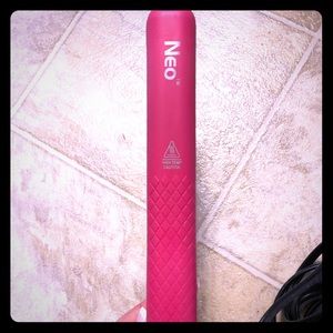 Professional Grade NEO flat iron